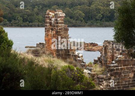 Sarah Island Tasmania, vista su un edificio in mattoni abbandonati Foto Stock