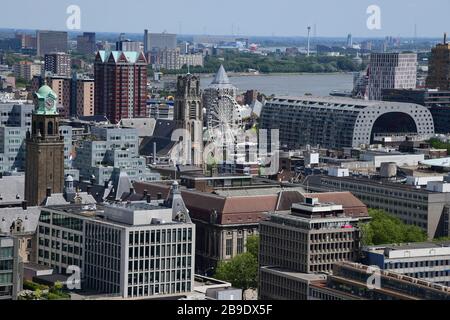 Vista aerea del centro di Rotterdam con un mix di edifici storici e moderni contemporanei, il fiume Maas sul retro e con vista sul Foto Stock