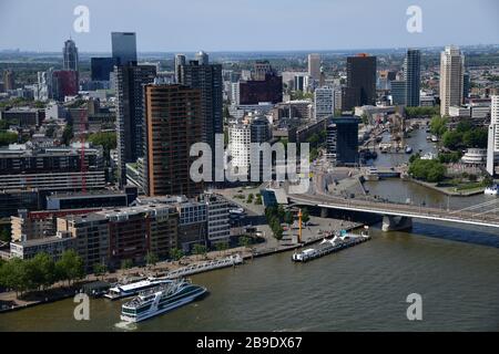 Panoramica di Rotterdam con in prima linea la Erasmusbrug, guardando al centro città sopra il Leuvehaven in una giornata estremamente chiara con T Foto Stock