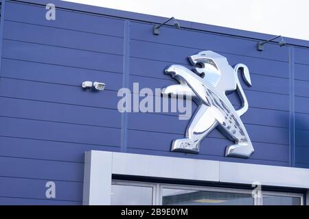 Bordeaux , Aquitaine / Francia - 11 12 2019 : peugeot lion logo segno negozio concessionario auto negozio veicolo Foto Stock