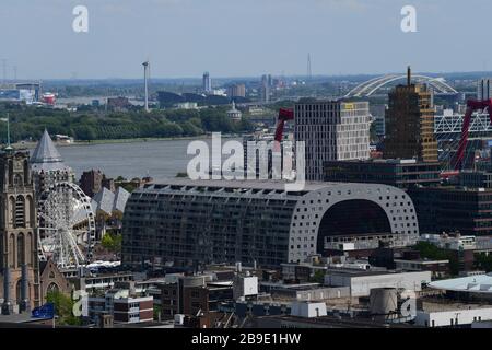 Centro di Rotterdam con iconici edifici storici e architettura contemporanea degli ultimi anni con il fiume Maas sullo sfondo Foto Stock