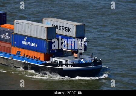 Primo piano di chiatte container sul fiume Maas Rotterdam portando il loro carico in paesi dell'Europa Foto Stock