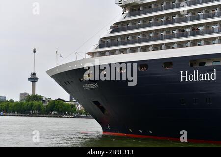 Primo piano della prua di HAL Zuiderdam mentre si lascia il porto di Rotterdam con l'Euromast in lontananza Foto Stock