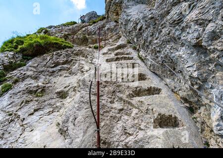 Tour in montagna sul Rote Flüh e sul Friedberg via ferrata fino allo Scharschrofen sulle montagne di Tannheim Foto Stock