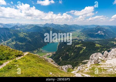 Tour in montagna sul Rote Flüh e sul Friedberg via ferrata fino allo Scharschrofen sulle montagne di Tannheim Foto Stock