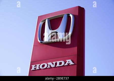 Bordeaux , Aquitaine / Francia - 11 13 2019 : Honda rosso segno negozio automobili logo ingresso negozio concessionaria auto Foto Stock