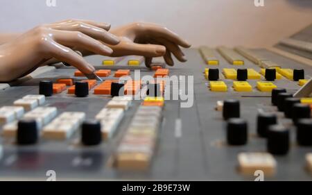 Switcher video broadcast professionale. Produzioni televisive dal vivo, profondità di campo bassa. Messa a fuoco selettiva. Vintage. Foto Stock