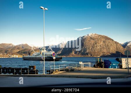 Un traghetto da Oanes arriva al molo di Lauvvik per prendere passeggeri e auto a bordo per un servizio regolare attraverso il fiordo, comune di Sandnes, Norvegia, febbraio Foto Stock