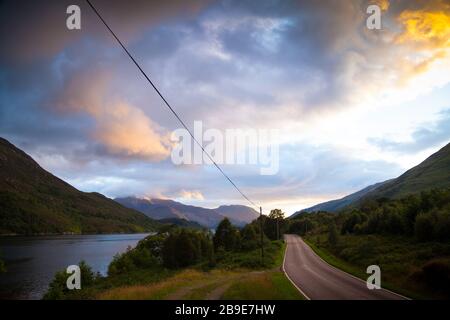 Tramonto lungo Loch Leven vicino Kinlochleven, Scozia. Foto Stock