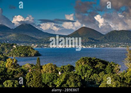 Città di Catemaco sopra Laguna de Catemaco, regione di montagna Sierra de Los Tuxtlas, Stato di Veracruz, Messico Foto Stock