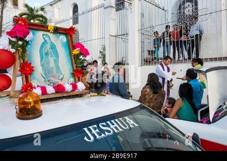 Prete benedizione Santa immagine prima della processione, Festival di nostra Signora di Guadalupe, strada nella Basilica di Catemaco, Veracruz Stato, Messico Foto Stock