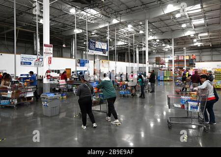 Le persone con carrelli osservano le distanze sociali alla cassa a Costco Wholesale in mezzo al coronavirus COVID-19 Global pandemic, Lunedi, 23 marzo 2020, in Inglewood, California (Foto di IOS/Espa-Images) Foto Stock