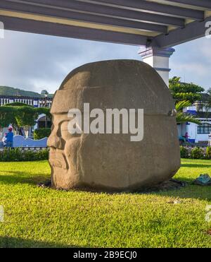 La Cobata, Olmec colossale testa a Plaza Olmeca giardino piazza a Santiago Tuxtla, Los Tuxtlas regione, Veracruz stato, Messico Foto Stock
