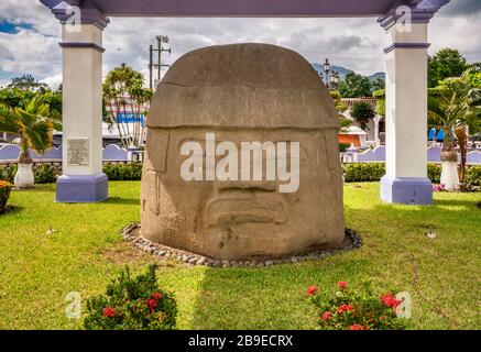 La Cobata, Olmec colossale testa a Plaza Olmeca giardino piazza a Santiago Tuxtla, Los Tuxtlas regione, Veracruz stato, Messico Foto Stock