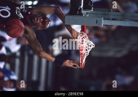 Primo: 22 luglio 1996 Sport, basket, uomini, Olimpiadi maschili, Olimpiadi estive, Atlanta, 96, 1996, vecchie immagini, USA vince la medaglia d'oro USA - Angola 87:54 Reggie Miller, metà figura, sul paniere. 5x NBA All-Star | utilizzo in tutto il mondo Foto Stock