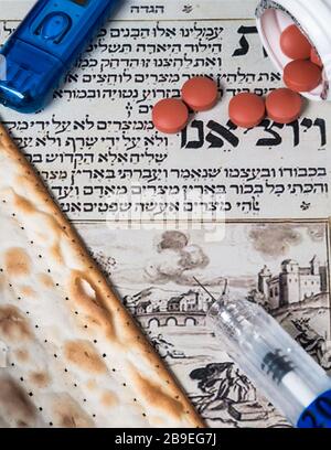 Un Passover Seder all'ombra del virus Corona COVID-19. Matza, pillole, e un'iniezione. Foto Stock