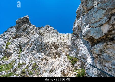 Tour in montagna sul Rote Flüh e sul Friedberg via ferrata fino allo Scharschrofen sulle montagne di Tannheim Foto Stock