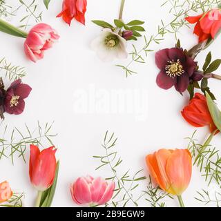 Festosa composizione floreale in bianco sullo sfondo di legno. Vista aerea Foto Stock