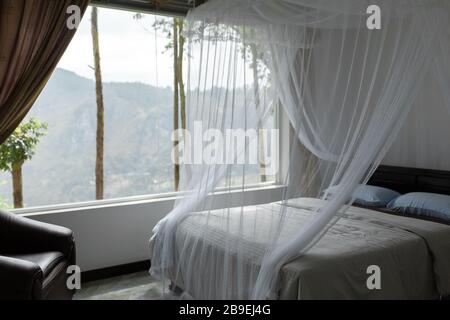 Interno dell'hotel con grande finestra panoramica e vista sul Monte. Foto Stock