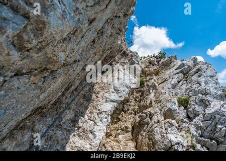 Tour in montagna sul Rote Flüh e sul Friedberg via ferrata fino allo Scharschrofen sulle montagne di Tannheim Foto Stock