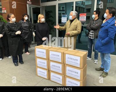 Istanbul. 24 Marzo 2020. Foto scattata il 23 marzo 2020 mostra Celal Akgul, un membro del consiglio comunale del comune di Maltepe, parla durante la cerimonia di consegna delle maschere chirurgiche donate a Istanbul, Turchia. La China Peaceful Unification Association, con sede in Turchia, ha donato lunedì 10,000 maschere chirurgiche a un comune di Istanbul come segno di solidarietà con la lotta del paese contro l'epidemia di COVID-19. Credit: Xinhua/Alamy Live News Foto Stock