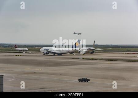 Shanghai, Cina - 14 maggio 2019: In attesa del decollo degli aerei di varie compagnie aeree dell'aeroporto internazionale di Shanghai Pudong. Foto Stock