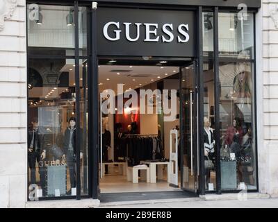 Bordeaux Aquitaine Francia 10 17 2019 Guess segno negozio americano di abbigliamento di lusso marchio linea negozio Foto stock Alamy