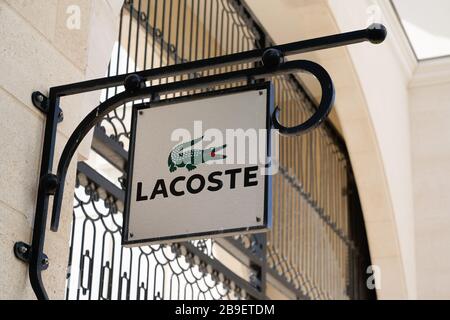 Arcachon , Aquitaine / Francia - 10 08 2019 : Lacoste store logo negozio di moda francese società Foto Stock