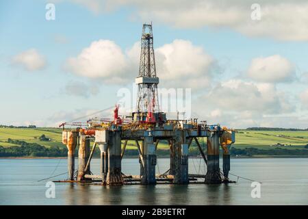 Ocean Nomad (1975), una piattaforma di perforazione offshore per il sollevamento di petrolio, è stato smantellato nel Cromarty Firth, Scozia, Regno Unito, 2016. Foto Stock