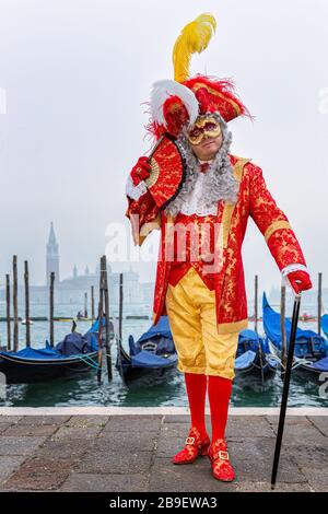 L uomo vestito per il Carnevale di Venezia, Veneto, Italia Foto Stock