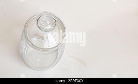 Vaso decorativo in vetro su sfondo bianco primo piano Foto Stock