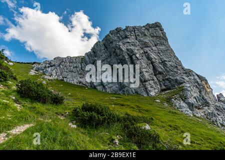 Tour in montagna sul Rote Flüh e sul Friedberg via ferrata fino allo Scharschrofen sulle montagne di Tannheim Foto Stock