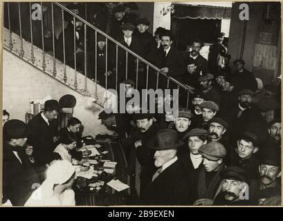 Rifugiati belgi Cirque de Paris registrazione 1914 Guerre 1914-1918. Les réfugiés belges au Cirque de Paris. L'iscrizione, 1914. Photographie de Charles Lansiaux (1855-1939). Parigi, musée Carnavalet. Foto Stock