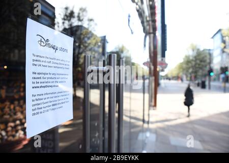 Un cartello sul davanti del Disney Store a Oxford Street di Londra avverte che è chiuso fino a nuovo avviso il giorno dopo che il primo Ministro Boris Johnson ha messo il Regno Unito in blocco per contribuire a frenare la diffusione del coronavirus. Foto Stock