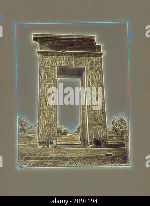 Karnak. Tempio di Ramessès IV. Porte triomphale, Félix Bonfils (francese, 1831 - 1885), 1870s, stampa in argento albume, Reimagined by Gibon, design di calda luce allegra di luminosità e raggi di luce radianza. Arte classica reinventata con un tocco moderno. La fotografia ispirata al futurismo, che abbraccia l'energia dinamica della tecnologia moderna, del movimento, della velocità e rivoluziona la cultura. Foto Stock