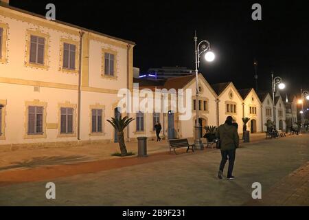 LARNACA, Cipro - 02 Marzo 2019: vista della Galleria comunale d'arte sulla piazza Europa di notte Foto Stock