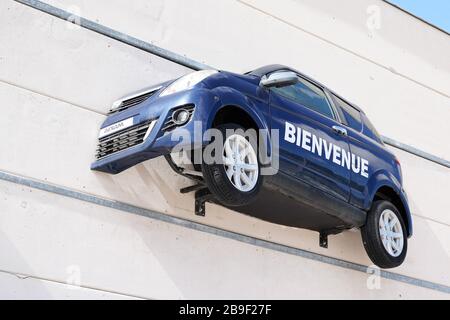 Bordeaux , Aquitaine / Francia - 09 30 2019 : Aixam concessionaria negozio segno in parete parte di auto microcar Minauto auto Mega è la fabbricazione di automobili francesi Foto Stock