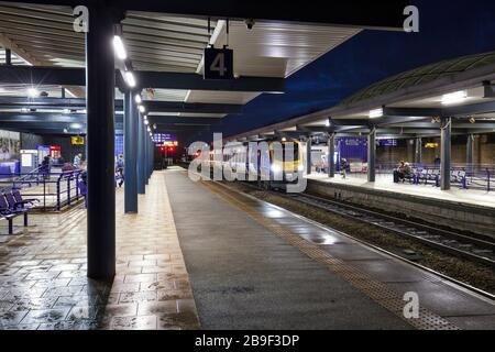 Northern Rail classe 195 195102 che chiama alla stazione ferroviaria di Blackburn di notte Foto Stock