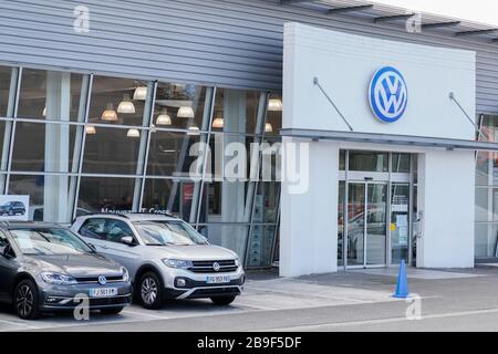 Bordeaux , Aquitaine / Francia - 09 30 2019 : Auto di fronte ad un negozio di cartello officina volkswagen concessionario Foto Stock
