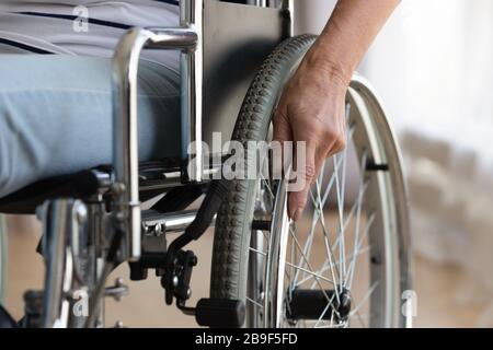 Primo piano della vecchia signora disabili in sedia a rotelle Foto Stock