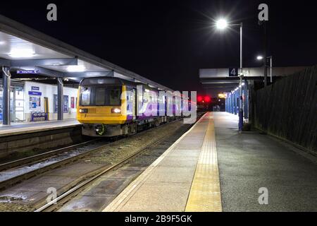 Arriva Northern rail classe 142 treno di pacer 142058 alla stazione ferroviaria di Blackburn Foto Stock