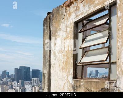 Casa abbandonata con vista sulla città di Rio de Janeiro Foto Stock