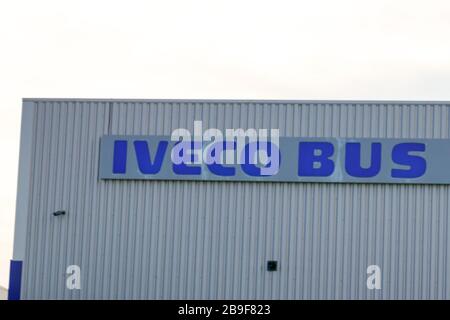 Bordeaux , Aquitaine / Francia - 10 27 2019 : Iveco bus logo industriale concessionaria negozio Motorsport negozio furgoni Foto Stock