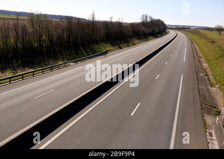 23 marzo 2020. Vicino Montreuil sur Mer, Pas de Calais, Francia. Coronavirus - COVID-19 nel Nord della Francia. L'autostrada a pedaggio A16 solitamente trafficata da Cal Foto Stock