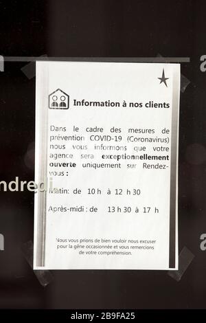 23 marzo 2020. Montreuil sur Mer, Pas de Calais, Francia. Coronavirus - COVID-19 nel Nord della Francia. I segnali nelle vetrine del negozio indicano che le aziende sono Foto Stock