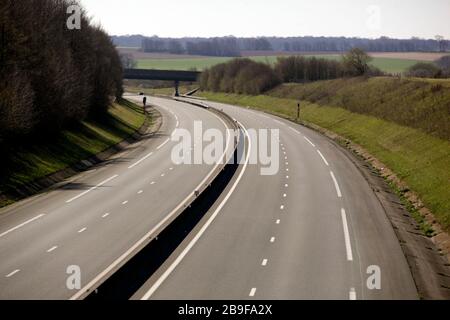 23 marzo 2020. Vicino Montreuil sur Mer, Pas de Calais, Francia. Coronavirus - COVID-19 nel Nord della Francia. L'autostrada a pedaggio A16 solitamente trafficata da Cal Foto Stock