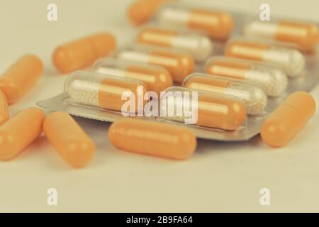 Pillole e capsule di medicina farmaceutica assortite. Sfondo pillole. Mucchio di varie compresse di medicina assortite e pillole colori diversi su bianco b Foto Stock