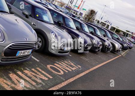 Bordeaux , Aquitaine / Francia - 01 20 2020 : Mini auto espositore fuori seconda mano Cooper concessionaria all'aperto Foto Stock