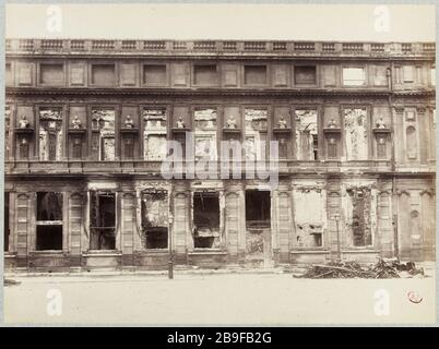 Campata della facciata sul Carousel, tra il padiglione centrale e il teatro. Palazzo Tuileries. Campata della facciata sul Carousel, tra il padiglione centrale e théâtre.1er arrondissement, Parigi. La Commune de Paris. "Ruines de la Commune: Le Palais des Tuileries. Travée de façade sur le Carroussel entre le pavillon Central et le théâtre après incendie, Paris (Ier arr.)'. Photographie de Pierre Emonts (1831-1912). Tirage sur papier albuminé. 1871. Parigi, musée Carnavalet. Foto Stock