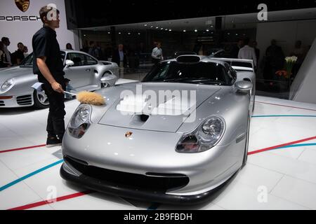 Parigi, Ile de France / Francia - Ottobre 07 2018 : Mondial Paris Motor Show Porsche 911 GT1 Foto Stock